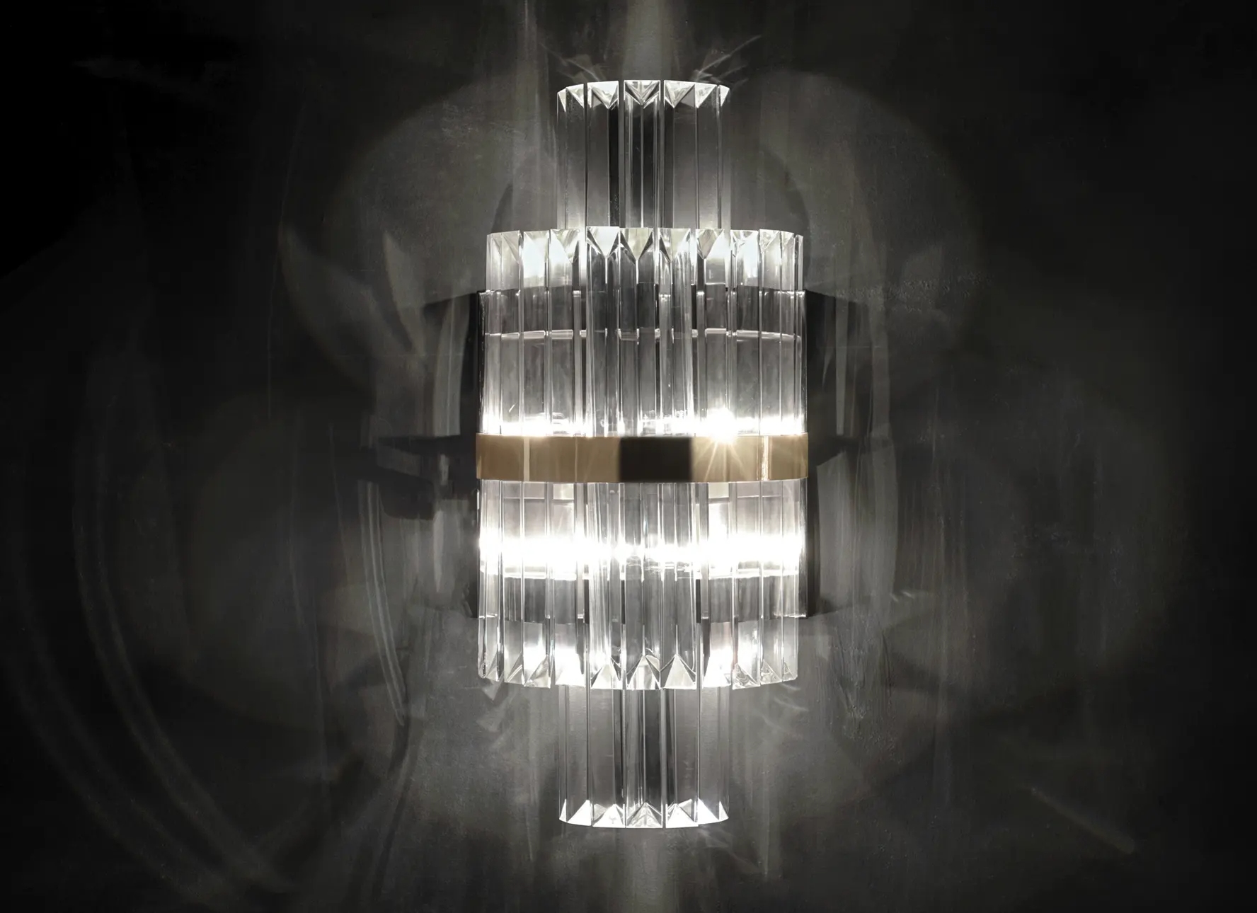 Sophisticated Clear Glass And Gold Wall Sconce with Chic Horizontal Bands, Ideal for Adding A Touch of Elegance To Modern Spaces