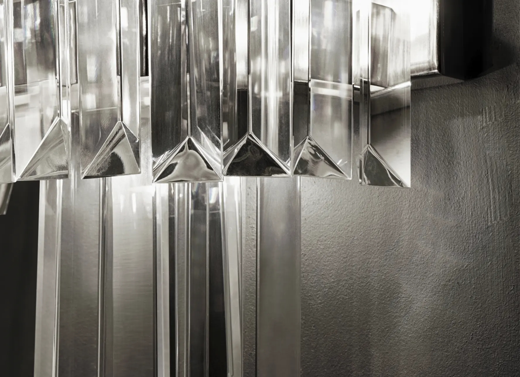 Sophisticated Clear Glass And Gold Wall Sconce with Chic Horizontal Bands, Ideal for Adding A Touch of Elegance To Modern Spaces