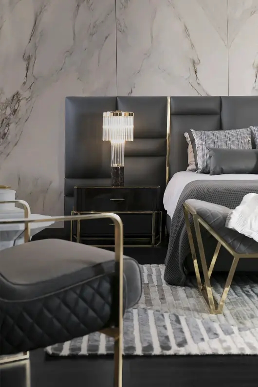 Luxurious Gold And Crystal Table Lamp with Elegant Layered Design, Perfect for Adding A Touch of Glamour To Any Space
